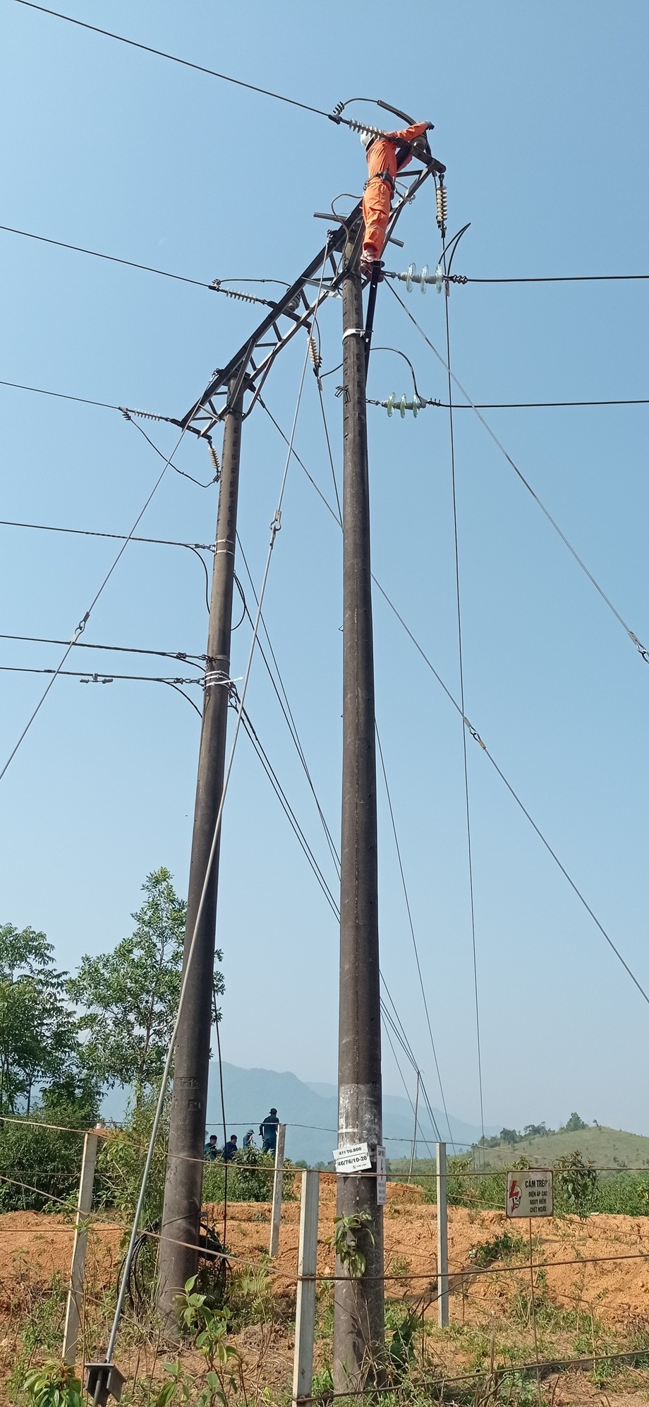 A power lines on a pole

Description automatically generated